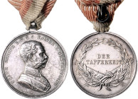 Erster Weltkrieg-Medaillen. 
Lot von 3 Stücken: Österreichische Tapferkeitsmedaillen an rot/weißem Dreiecksband (v. Tautenhayn), 1x versilberte Bronz...