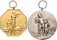 Schützenmedaillen. 
Rottweil. 
Lot von 2 Stücken: Silbermedaille 1924 auf das Zimmerschützen-Schwarzwaldgauschießen, mit Punze 950 (vz, mit Öse u. R...