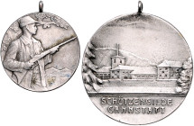 Schützenmedaillen. 
Stuttgart. 
Lot von 2 Stücken: Versilberte Prämienmedaille o.J. (v. M.&W.) der Neuen Schützengesellschaft (vz, mit Öse 28,5mm 9,...