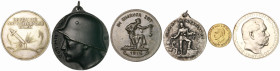 Lots. 
Lot von 6 Stücken: Eisenmedaille 1916 (v. Hosaeus) IN EISERNER ZEIT (40,3mm 18,88g), geschwärzte Eisengussmedaille 1918 'Die Tat ist des Deuts...