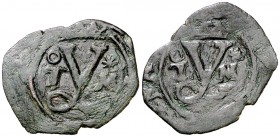 Reyes Católicos. Toledo. 1 blanca. (Cal. tipo 286, falta var) (Seb. 831). 0,80 g. Anverso y reverso con la inicial de la reina. Muy rara. BC+.