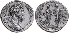RÖMISCHES REICH, Lucius Verus, 161-169, AE Sesterz (161-162), Rom. Belorb. und gep. Büste r., IMP CAES L AVREL VERVS AVG. Rs.Verus und Aurelius im Han...