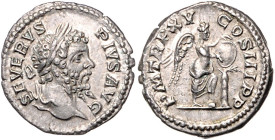 RÖMISCHES REICH, Septimius Severus, 193-211, AR Denar (207), Rom. Belorb. Kopf r. Rs.Victoria r., hängt Schild an Palme, Fuß auf Helm. 3,20g. Ex Salto...