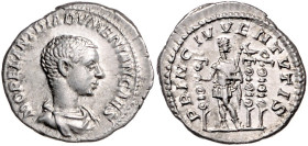 RÖMISCHES REICH, Diadumenian, 218, AR Denar, Rom. Drap. Büste r., M OPEL ANT DIADVMENIAN CAES. Rs.Caesar l. stehend, hält Standarte und Zepter, r. 2 w...