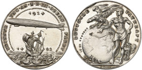 GOETZMEDAILLEN. 
Silbermedaille 1924 (33,3 mm), auf die Ozeanfahrt des Luftschiffes ZR III. Zeppelin über Schiff / Adler über Erdkugel und Athleten. ...