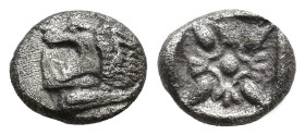 JONIA. Mileto. Dióbolo. A/ Prótomo de león a izq. con lengua fuera. R/ Decoración floral en cuadrado incuso. AR 1,10 g. 9,8 mm. COP-954. SBG-3532. Por...