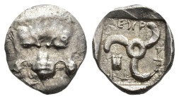 LICIA. Dinastías de Licia. Mithrapata. Dióbolo. A/ Cabeza de león. R/ Triskeles. AR 1,37 g. 13,1 mm. COP-27; SBG-5228. Acuñación defectuosa en anv. EB...