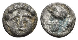 PISIDIA. Selge. Óbolo. A/ Gorgoneion. R/ Cabeza de Atenea a izq., detrás astrágalo? AR 0,85 g. 905 mm. COP-246 var.; SBG-5475 var. Oxidaciones.