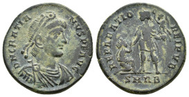 GRACIANO. Follis. Roma (378-383). A/ Busto diademado, drapeado y acorazado a der.; D N GRATIANVS P F AVG. R/ El emperador a izq. ayudando a mujer con ...