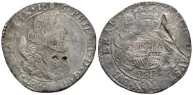 FELIPE IV. Ducatón. 1636. Amberes. AR 31,99 g. 43,2 mm. DEL-274; Vanhoudt-640AN. 2 punzones y finas rayasen anv. Fuerte raya en rev. MBC-/MBC.