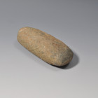 ARQUEOLOGÍA. PREHISTORIA. Neolítico. Muela de molino (5000-3000 a.C.). Granito. Longitud 12,5 cm.