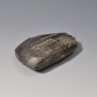 ARQUEOLOGIA. PREHISTORIA. Neolítico. Hacha pulimentada (5000-3000 a.C.). Basalto. Longitud 11,5 cm.