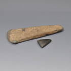 ARQUEOLOGÍA. PREHISTORIA. Neolítico-Edad del Bronce. Lote de 2 hachas (5000-1100 a.C.). Bronce y piedra. Longitud de 3,5 a 14,4 cm.