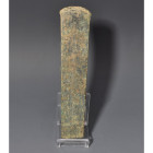 ARQUEOLOGÍA. PREHISTORIA. Edad del Bronce. Hacha (2250-1100 a.C.). Bronce. Longitud 16 cm.

Ex colección Cores.