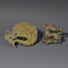 ARQUEOLOGÍA. PREHISTORIA. Edad del Bronce. Cultura Ordos. Lote de 2 placas (ss. VI-II a.C.). Bronce. Longitud de 5,6 a 8,8 cm.