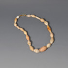 ARQUEOLOGÍA. CUENCA ORIENTAL DEL MEDITERRÁNEO. Collar con cuentas de diversas épocas y culturas. Calcedonia. Longitud 38,5 cm.