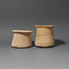 ARQUEOLOGÍA. BACTRIA-MARGIANA. Lote de 2 pequeños vasos (I milenio a.C.). Alabastro. Altura de 5 a 6,5 cm.