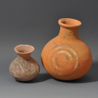 ARQUEOLOGÍA. PRÓXIMO ORIENTE. Lote de 2 vasijas con decoración geométrica (II-I milenio a.C.). Cerámica. Altura de 8,5 a 14,5. Diámetro de 7 a 12 cm....