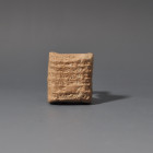 ARQUEOLOGÍA. PRÓXIMO ORIENTE. Mesopotamia. Tablilla cuneiforme (II milenio a.C.). Terracota. Longitud 3 cm.