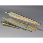 ARQUEOLOGÍA. PRÓXIMO ORIENTE. Luristán. Lote de 3 puntas de lanza (ss. IX-VI a.C.). Bronce. Longitud de 28,7 a 37,8 cm.