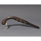 ARQUEOLOGÍA. PRÓXIMO ORIENTE. Luristán. Parte de brida de caballo con tres perforaciones cuadrangulares (ss. IX-VII a.C.). Bronce. Longitud 16,5 cm.
...