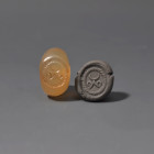 ARQUEOLOGÍA. PRÓXIMO ORIENTE. Imperio Sasánida. Sello con representación de estandarte (ss. III-VII). Calcedonia. Longitud 2 cm.

Ex colección Cores...