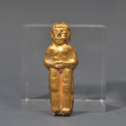 ARQUEOLOGÍA. GANDHARA. Cuenta en forma de Buda (ss. I a.C.- II d.C.). Material bituminoso cubierto de pan de oro. Altura 4,4 cm.

Ex colección Micha...