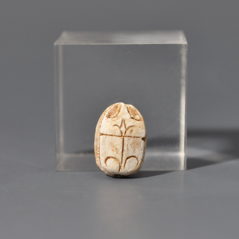 ARQUEOLOGÍA. EGIPTO. II Período Intermedio. Escarabeo (1782-1570 a.C.). Fayenza....