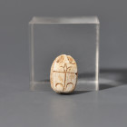 ARQUEOLOGÍA. EGIPTO. II Período Intermedio. Escarabeo (1782-1570 a.C.). Fayenza. Longitud 1,1 cm.

Ex colección Mustaki (Reino Unido; 2000).