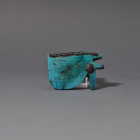ARQUEOLOGÍA. EGIPTO. Baja Época. Ojo de Horus (664-332 a.C.). Fayenza. Longitud 3,4 cm.