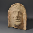 ARQUEOLOGÍA. MAGNA GRECIA. Antefija en forma de cabeza femenina (ss. IV-III a.C.). Cerámica. Altura 15 cm.

Ex colección Lutz Voigt (Frankfurt; 1980...