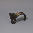 ARQUEOLOGÍA. HISPANIA ANTIGUA. Cultura celtibérica. Fíbula de torrecilla (ss. IV-II a.C.). Bronce. Longitud 6,2 cm.