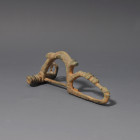 ARQUEOLOGIA. HISPANIA ANTIGUA. Fíbula con pie fundido en el puente (ss. IV-I a.C.). Bronce. Longitud 9,2 cm.

Ex colección Cores.