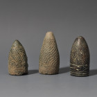 ARQUEOLOGÍA. ROMA. Lote de 3 dedales (ss. I-IV d.C.). Bronce. Altura de 4 a 5 cm.

Ex colección Cores.