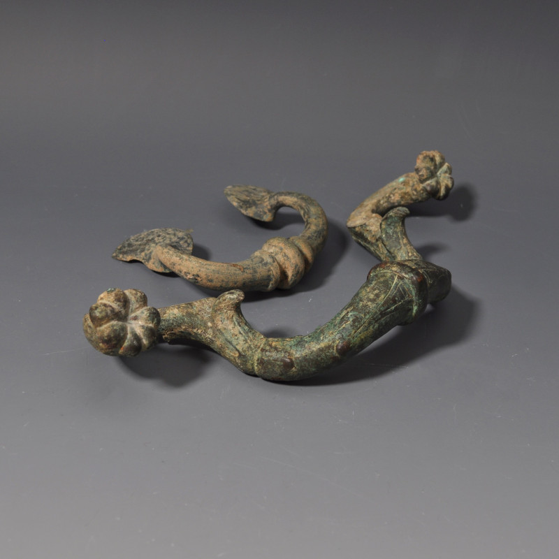 ARQUEOLOGÍA. ROMA. Lote de 2 asas (ss. I-IV d.C.). Bronce. Longitud de 9 a 19,8 ...