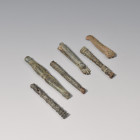 ARQUEOLOGÍA. ROMA. Lote de 6 mangos (ss. I-IV d.C.). Bronce. Longitud de 4 a 7 cm.