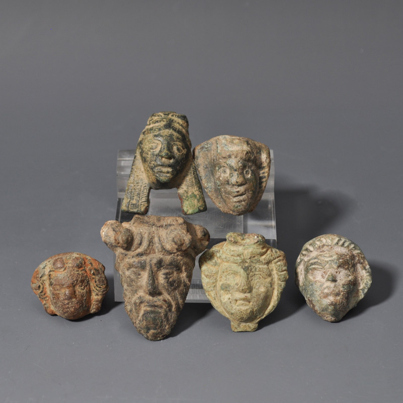ARQUEOLOGÍA. ROMA. Lote de 6 apliques en forma de rostros (ss. I-IV d.C.). Longi...