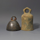 ARQUEOLOGÍA. ROMA. Lote de 2 campanas (ss. I-IV d.C.). Bronce. Altura de 7 a 10,5 cm.

Ex colección Cores.