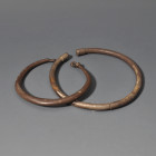 ARQUEOLOGÍA. ROMA. Lote de 2 brazaletes (ss. I-IV d.C.). Plata. Diámetro de 6,5 a 8 cm.

Ex colección Cores.