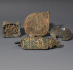 ARQUEOLOGÍA. ROMA. Lote de 4 bronces tardorromanos (ss. V-VII). Bronce y esmalte. Longitud de 4,2 a 10 cm. 

Ex colección Cores.