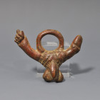 ARQUEOLOGÍA. ROMA. Amuleto fálico triple (ss. I-IV d.C.). Bronce. Longitud 6 cm.
