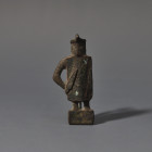 ARQUEOLOGÍA. ROMA. Fíbula en forma de gladiador (ss. I-II d.C.). Bronce. Longitud 4,2 cm.