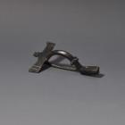 ARQUEOLOGÍA. ROMA. Fíbula (ss. III-IV). Bronce. Longitud 6,8 cm.