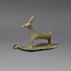 ARQUEOLOGÍA. ROMA. Figura zoomorfa sobre plataforma (ss. I-IV d.C.). Bronce. Longitud 9 cm.

Ex colección Cores.
