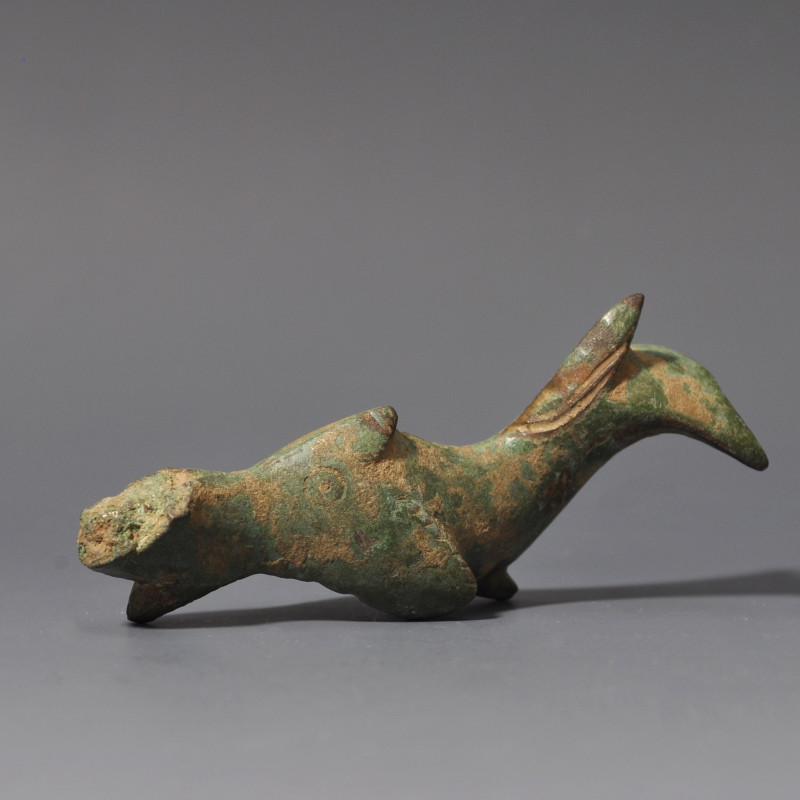 ARQUEOLOGÍA. ROMA. Figura de delfín (ss. III-IV d.C.). Bronce. Presenta algunas ...