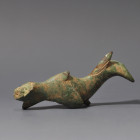 ARQUEOLOGÍA. ROMA. Figura de delfín (ss. III-IV d.C.). Bronce. Presenta algunas faltas. Longitud 7,7 cm.