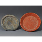 ARQUEOLOGÍA. ROMA. Lote de 2 platos (ss. I-IV d.C.). Terra sigillata y terra nigra. Diámetro de 13,5 a 15 cm. Fragmentado y restaurado.