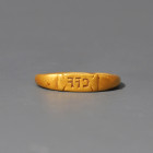 ARQUEOLOGÍA. ROMA. Anillo con inscripción "CFF" para grabar (ss. I-IV d.C.). Oro. Diámetro 1,9 cm.