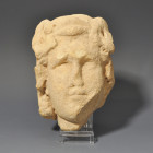 ARQUEOLOGÍA. ROMA. Fragmento de escultura: rostro (ss. I-IV d.C.). Piedra marmórea. Longitud 13,5 cm.