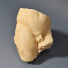 ARQUEOLOGÍA. ROMA. Fragmento de escultura (ss. I-IV d.C.). Piedra marmórea. Altura 10 cm.